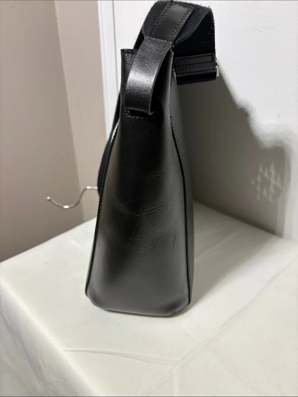 EVERLANE The Form Bag in black leather